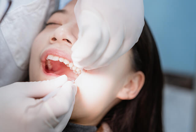 歯の治療中の女性